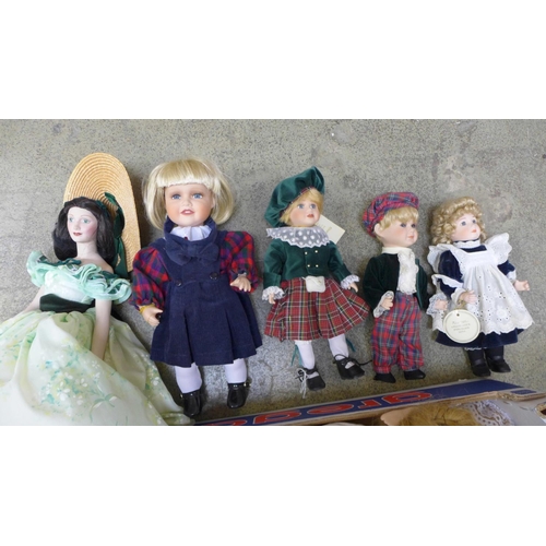 843 - A box of mixed modern dolls including Alberon and Franklin Heirloom Scarlet O'Hara doll