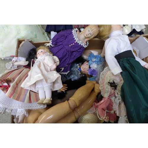 843 - A box of mixed modern dolls including Alberon and Franklin Heirloom Scarlet O'Hara doll