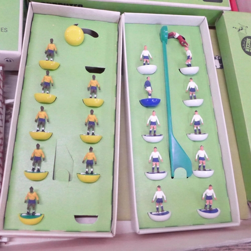 850 - A Subbuteo football game, two plastic model cars, one a/f, two puppets, a soft toy, etc.