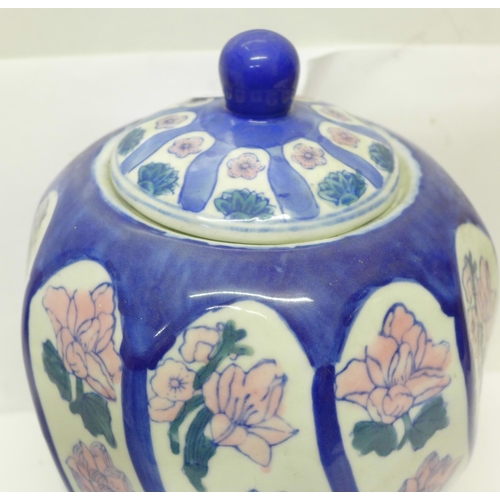 866 - A Chinese lidded jar