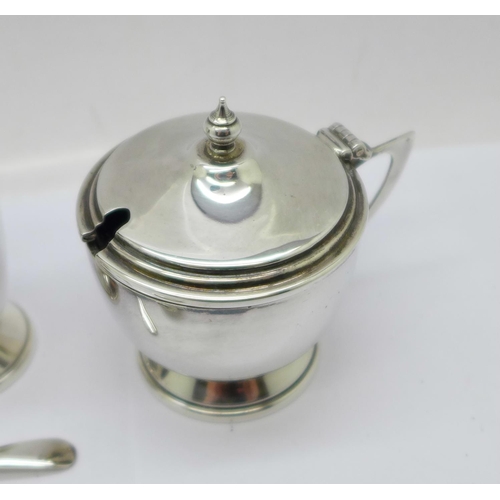 890 - A silver cruet set, Birmingham 1968, 88g, boxed