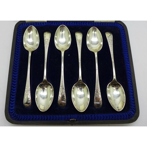 896 - A cased set of six spoons with engraved decoration, Sheffield 1918, 117g