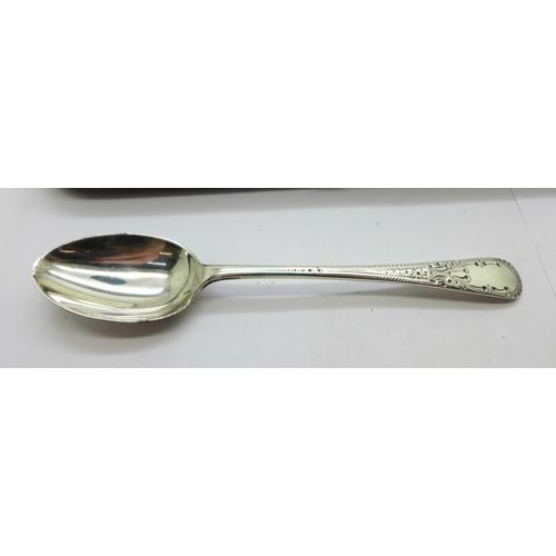 896 - A cased set of six spoons with engraved decoration, Sheffield 1918, 117g