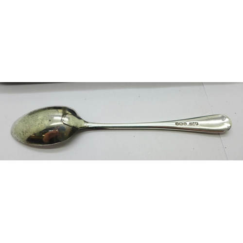 896 - A cased set of six spoons with engraved decoration, Sheffield 1918, 117g