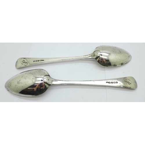 897 - A pair of George III silver serving spoons, London 1809, 138g