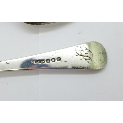 897 - A pair of George III silver serving spoons, London 1809, 138g