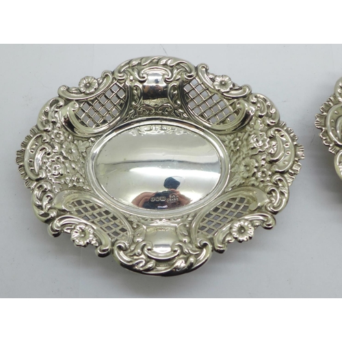 903 - A pair of pierced silver dishes, 174g, 12.5cm x 15.5cm