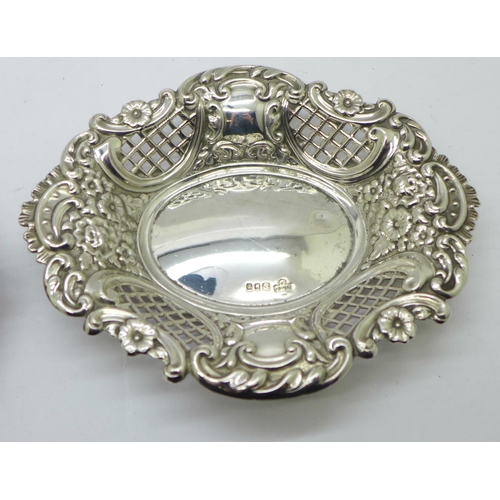 903 - A pair of pierced silver dishes, 174g, 12.5cm x 15.5cm