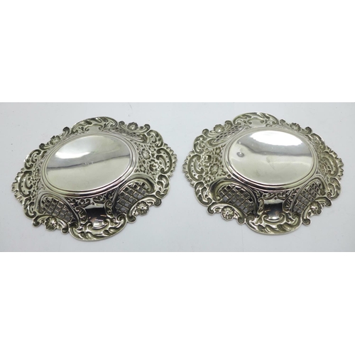 903 - A pair of pierced silver dishes, 174g, 12.5cm x 15.5cm