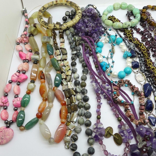 914 - Gemstone jewellery including amethyst, lapis lazuli, etc.