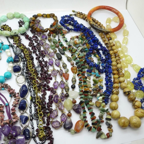 914 - Gemstone jewellery including amethyst, lapis lazuli, etc.