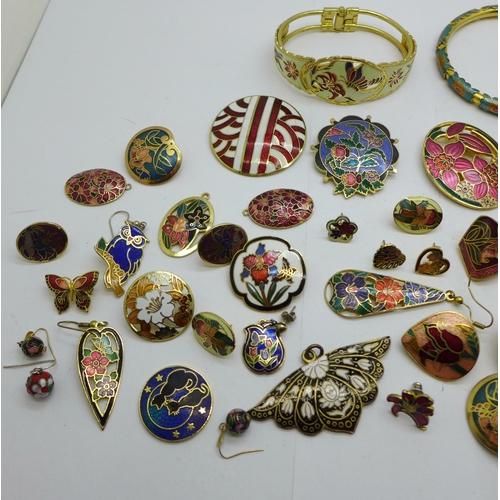 923 - A collection of cloisonne and enamel jewellery