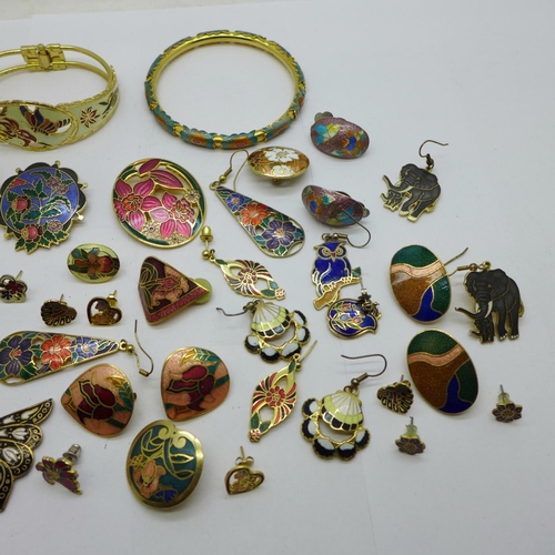 923 - A collection of cloisonne and enamel jewellery