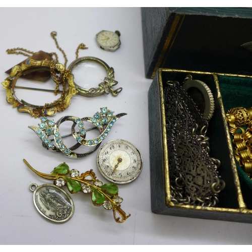 924 - Vintage jewellery including a Royal Navy sweetheart brooch