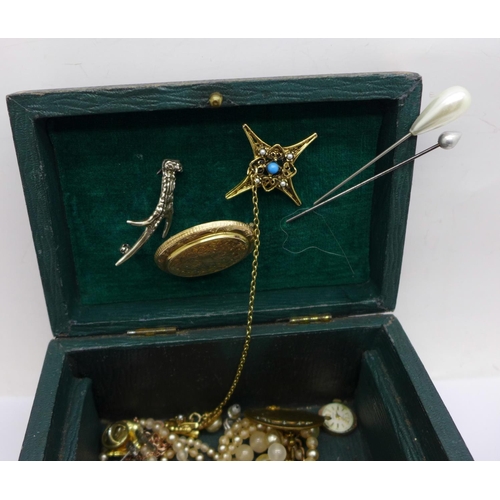 924 - Vintage jewellery including a Royal Navy sweetheart brooch