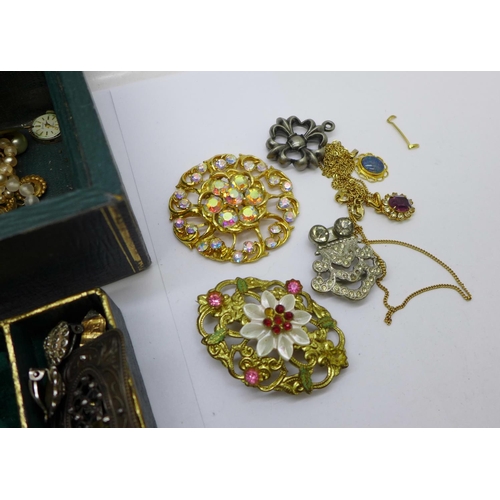 924 - Vintage jewellery including a Royal Navy sweetheart brooch