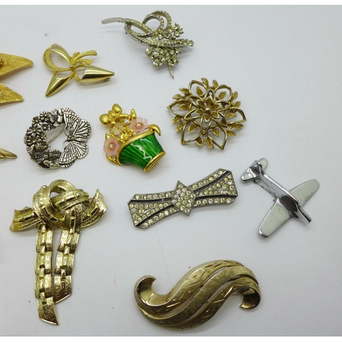 925 - A Spitfire/aircraft sweetheart brooch, costume jewellery including large cross pendant and a lucite ... 