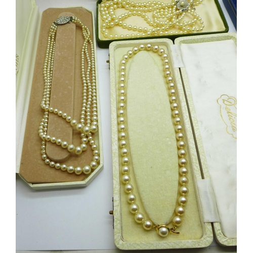 932 - A collection of pearls, one with silver clasp, boxed