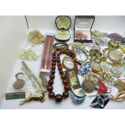 934 - Costume jewellery, etc., including vintage