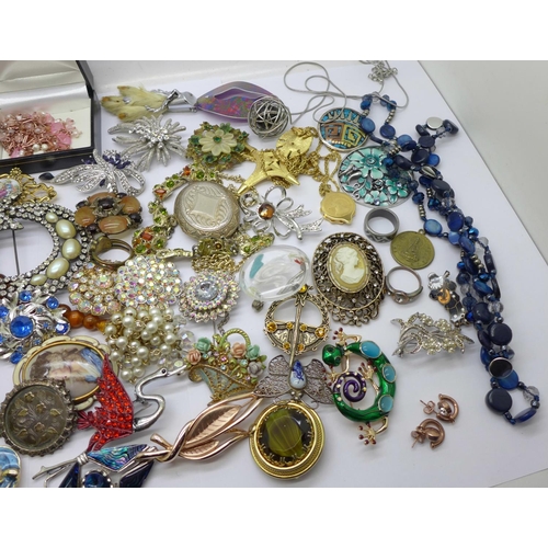 934 - Costume jewellery, etc., including vintage