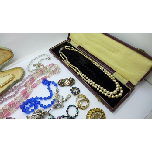 935 - Vintage jewellery