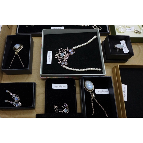 940 - A collection of silver and silver mounted jewellery