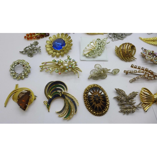 941 - Twenty-seven costume brooches, three lacking pins