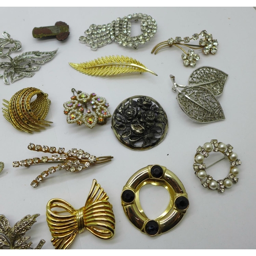 941 - Twenty-seven costume brooches, three lacking pins