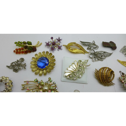 941 - Twenty-seven costume brooches, three lacking pins