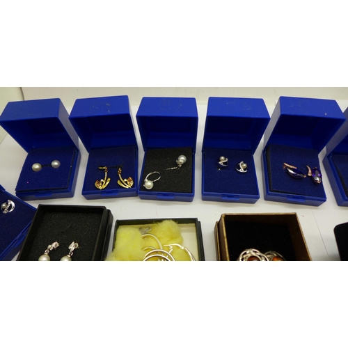 942 - Nineteen pairs of earrings; silver and silver gilt and one pair of 9ct gold hoop earrings, 0.6g