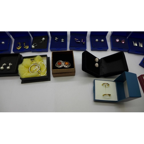 942 - Nineteen pairs of earrings; silver and silver gilt and one pair of 9ct gold hoop earrings, 0.6g