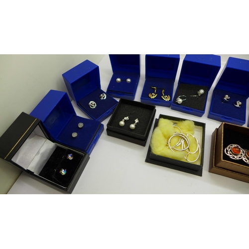 942 - Nineteen pairs of earrings; silver and silver gilt and one pair of 9ct gold hoop earrings, 0.6g