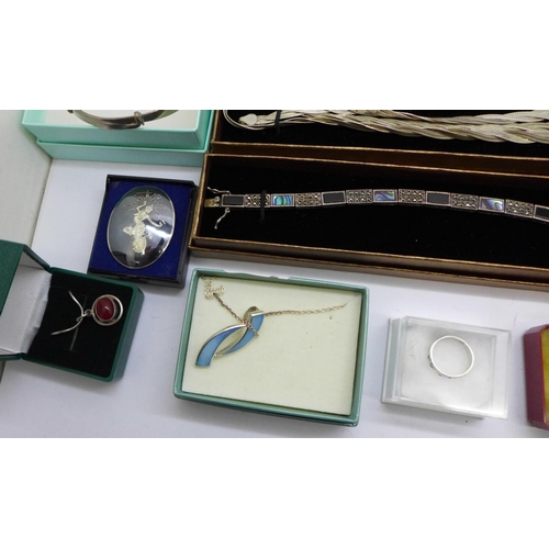 946 - Silver jewellery, boxed