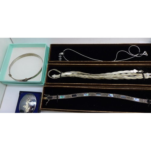 946 - Silver jewellery, boxed