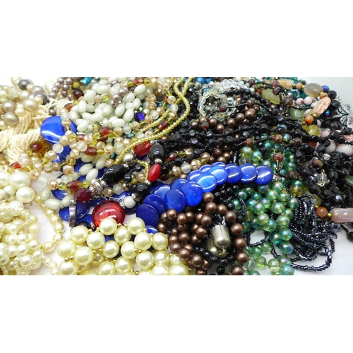 948 - A collection of bead and pearl necklaces