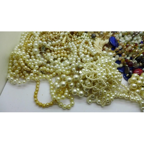 948 - A collection of bead and pearl necklaces