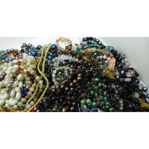 948 - A collection of bead and pearl necklaces