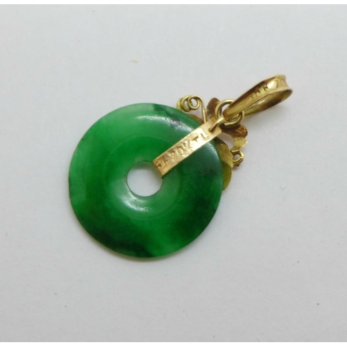 988 - An 18ct gold mounted jade pendant