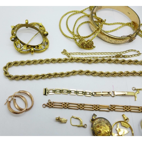 991 - A collection of gold tone jewellery including a 9ct gold metal core bangle and a silver gilt locket