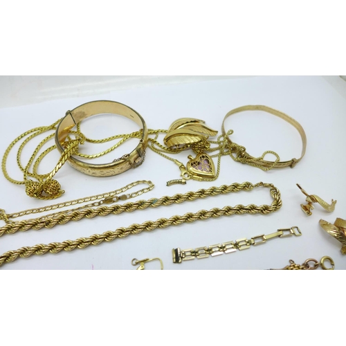 991 - A collection of gold tone jewellery including a 9ct gold metal core bangle and a silver gilt locket