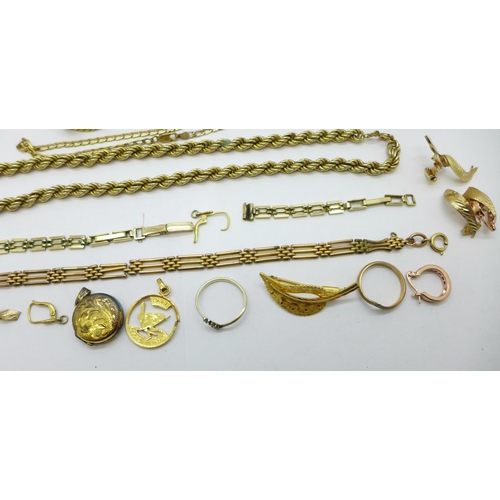 991 - A collection of gold tone jewellery including a 9ct gold metal core bangle and a silver gilt locket