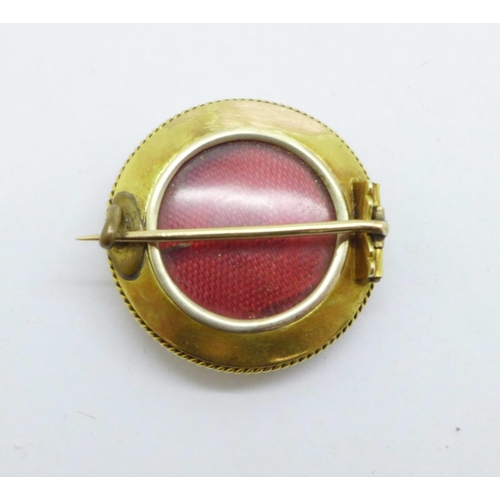 994 - A circular yellow metal memorial brooch, tests as 9ct gold, total weight 5.9g