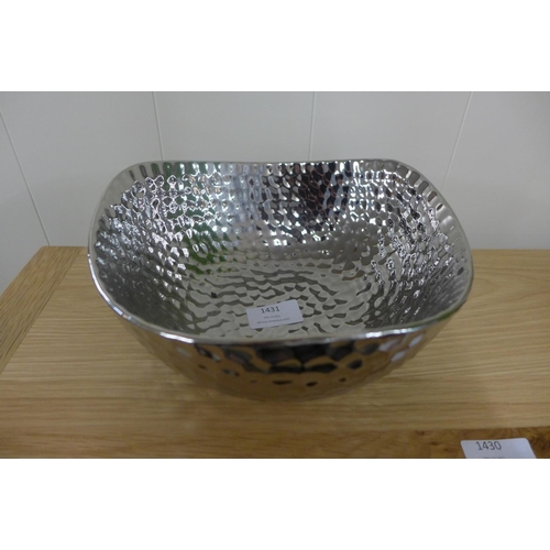 1460 - A silver finish dimple effect bowl (1661807)   #