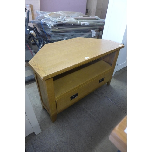 1486 - A Rustic oak corner TV unit ( marks to top,wide joint to bottom left hand side) (NC-CTV-OAK)  *This ... 