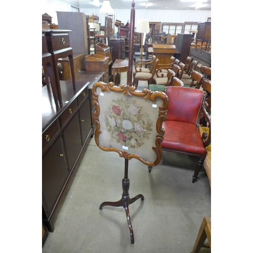 142 - A Victorian mahogany pole screen