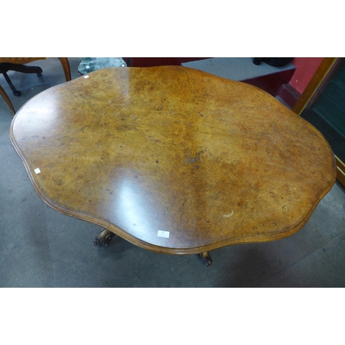 33 - A Victorian figured walnut serpentine tilt top breakfast table