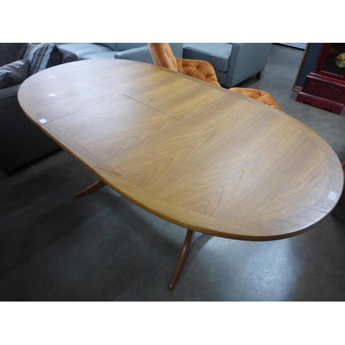 1578 - A Classic teak oval extending dining table (GF011) * this lot is subject to VAT