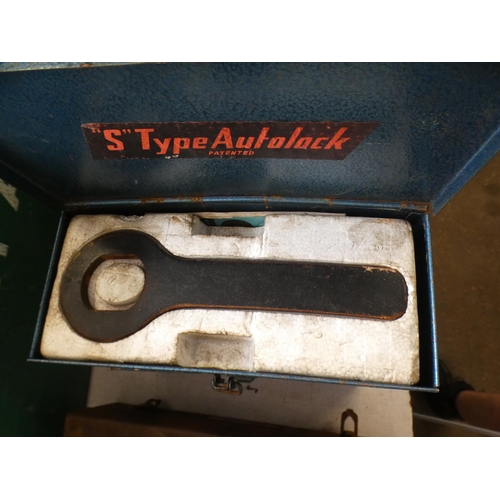 2342 - Clarkson S type auto lock with second empty case