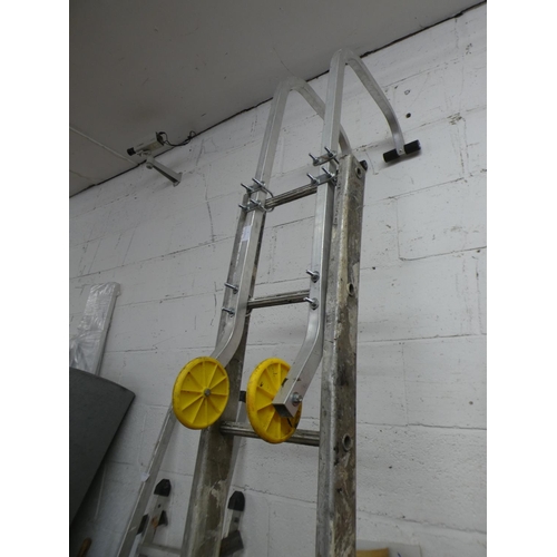 2379 - Roof ladder/runner with hooks