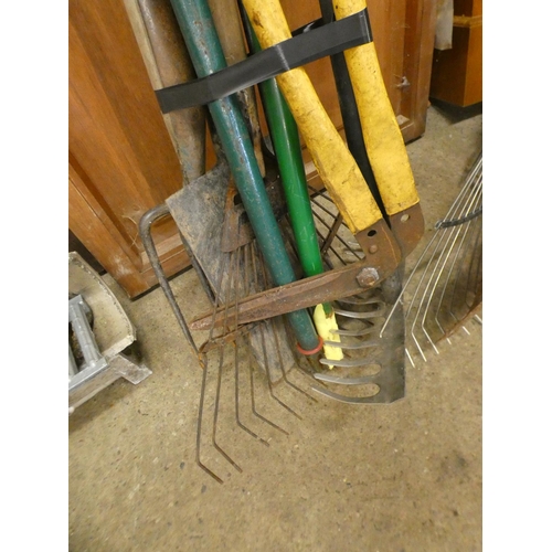 2383 - Bundle of garden tools